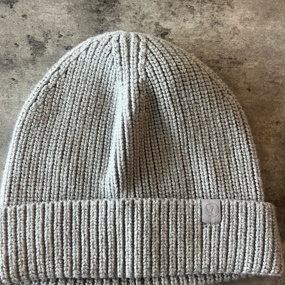 Lululemon Athletica Light Gray Ribbed Beanie      (Has logo embroidered)